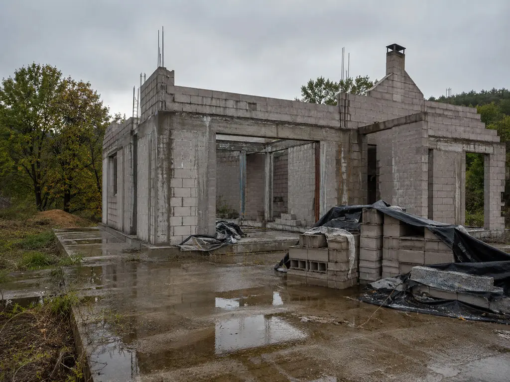 Chantier abandonné se dégradant sous les intempéries