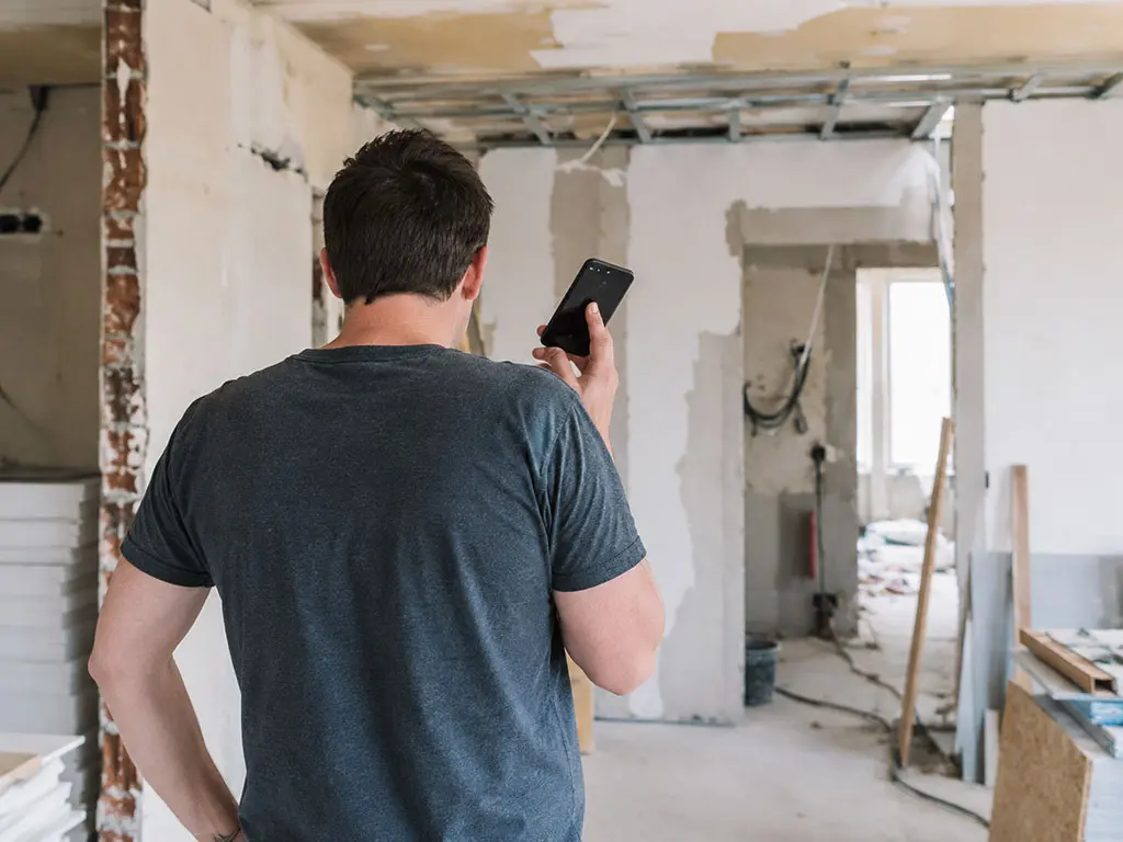Chantier déserté avec outils abandonnés et travaux inachevés