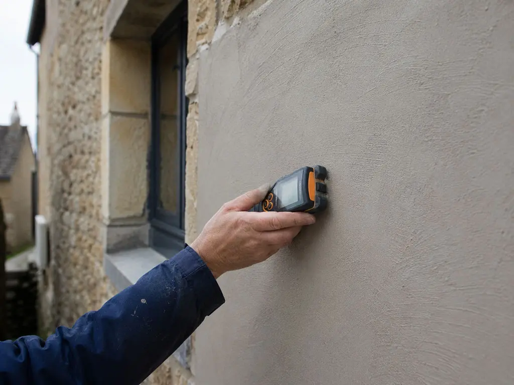 Contrôle d'humidité sur un mur récemment rénové